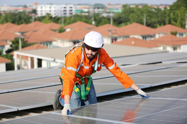 Trabajador profesional instalando paneles solares en el techo de una casa