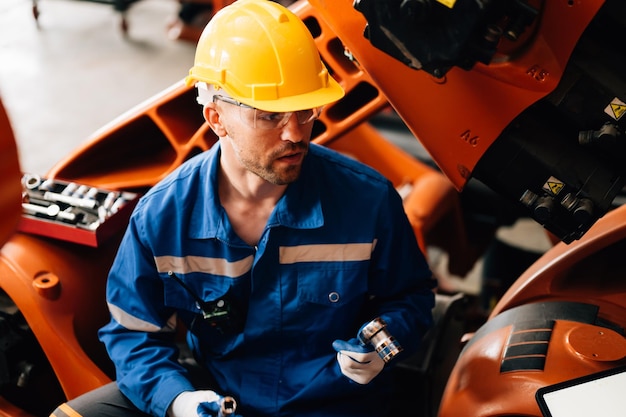 Trabajador profesional máquina de mantenimiento brazos robóticos maquinaria industrial Técnico trabajando