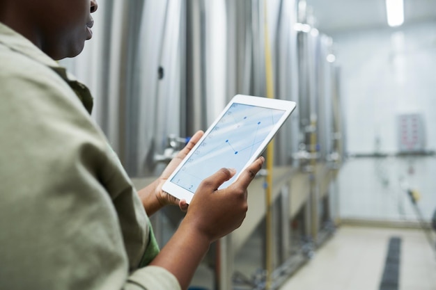 Trabajador que controla la producción de cerveza