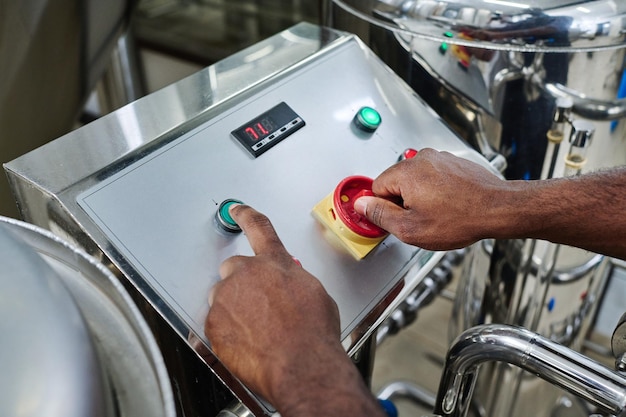 Foto trabajador que maneja el panel de control del equipo