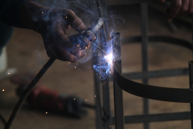 Foto trabajador que suelda el acero