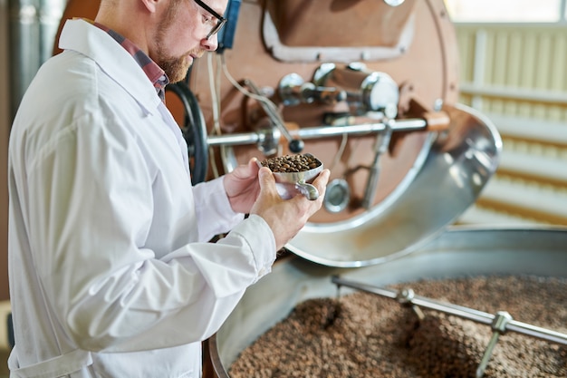 Trabajador que verifica el proceso de tostado en la fábrica