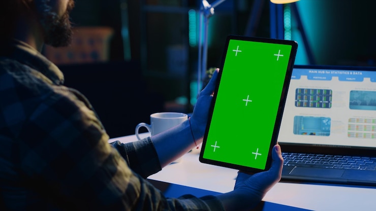 Foto trabajador remoto comprobando las cifras empresariales en una tableta modelo
