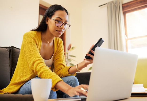 Foto trabajador remoto de computadora portátil y mujer con teléfono en la sala de estar para escribir computadora independiente o persona con teléfono celular para trabajar con correo electrónico o investigar para navegar en línea, desplazarse por la web o realizar múltiples tareas