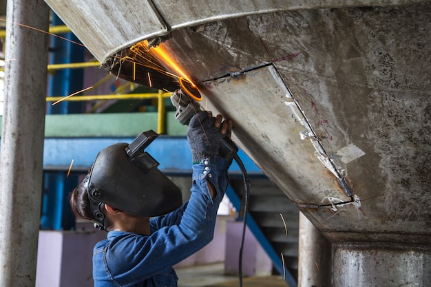 Trabajador de reparación de molienda tanque de fondo de silo de acero inoxidable