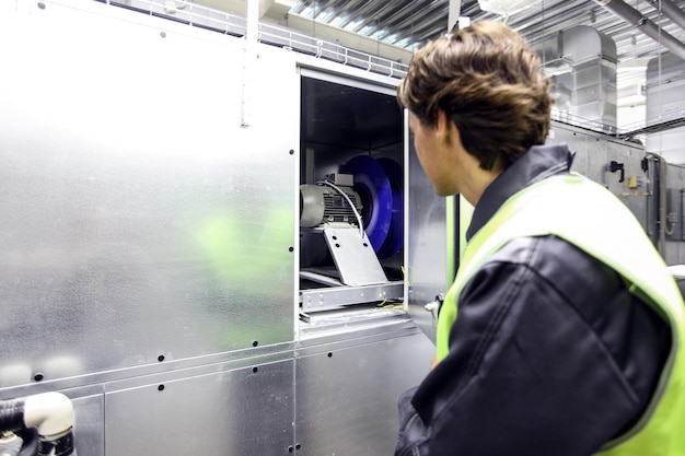 Trabajador en sala de aparamenta eléctrica