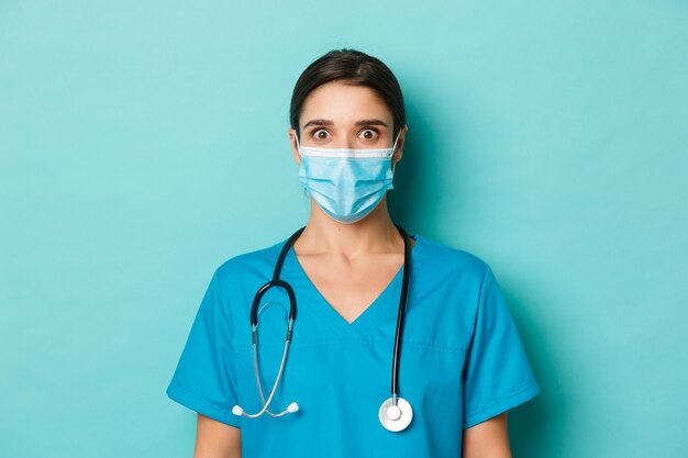 Trabajador de la salud femenina posando