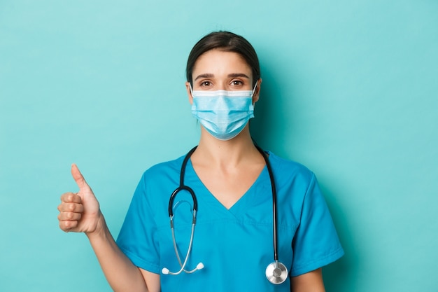 Trabajador de la salud femenina posando