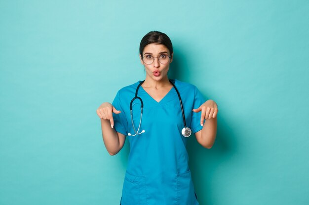 Trabajador de la salud femenina posando