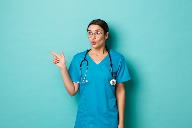 Trabajador de la salud femenina posando