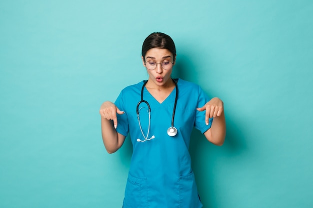 Trabajador de la salud femenina posando