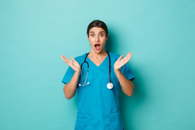 Trabajador de la salud femenina posando