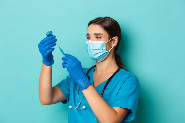 Trabajador de la salud femenina posando