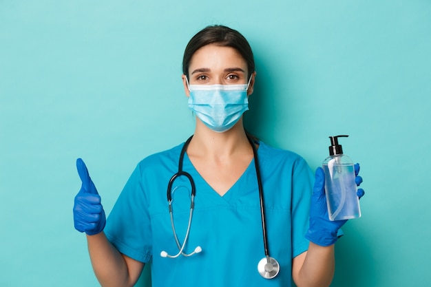 Trabajador de la salud femenina posando