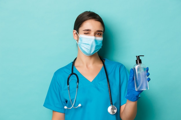 Trabajador de la salud femenina posando