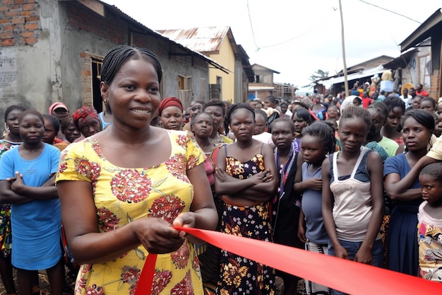 Trabajador de la salud mostrando apoyo a la educación sobre el VIH y la hepatitis con una cinta roja