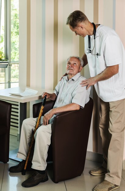Trabajador sanitario y paciente anciano