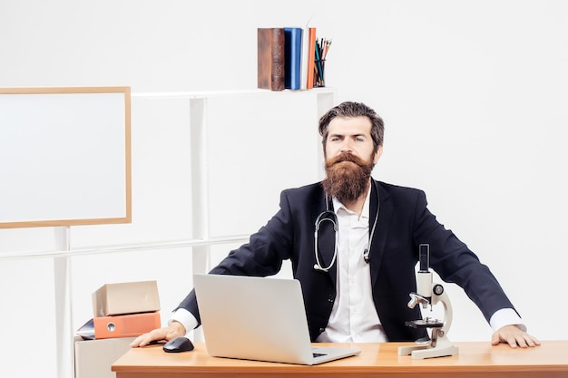 trabajador, sentado, en el escritorio