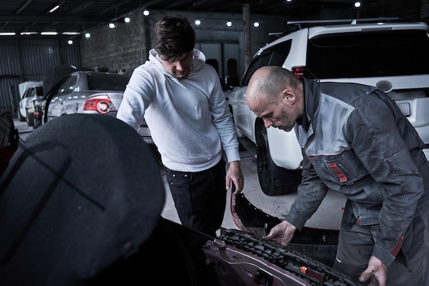 Trabajador de servicio de automóviles reparaciones restaura automóviles
