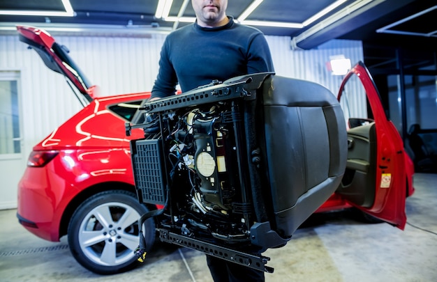 Trabajador de servicio de coche desmontar el interior del coche