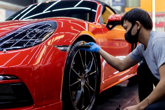 Trabajador de servicio de coche pulido de ruedas de coche con tela de microfibra