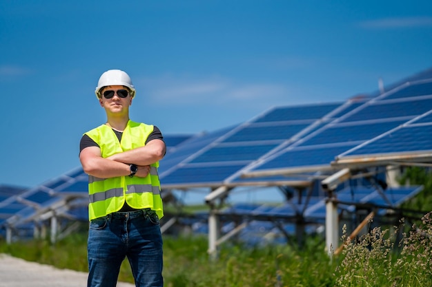 Trabajador de servicio de experiencia en la medición de la eficiencia de operación y mantenimiento en la planta solar