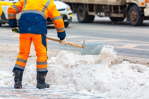 Trabajador de servicios comunales barre la nieve de la carretera en invierno, limpia las calles y carreteras de la ciudad durante la tormenta de nieve. Moscú, Rusia.