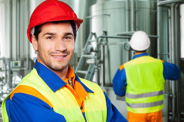 Trabajador de sexo masculino en casco sonriendo a la cámara