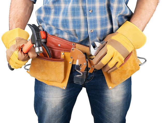 Foto trabajador de sexo masculino con cinturón de herramientas aislado sobre fondo blanco.