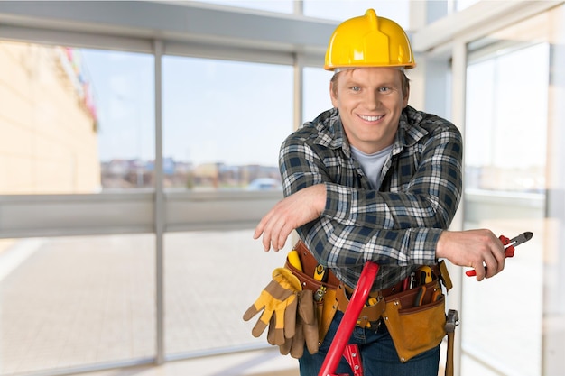 Trabajador de sexo masculino en hardhat sonriendo a la cámara