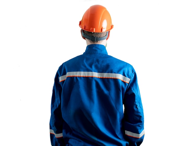 Un trabajador de sexo masculino en uniforme haciendo trabajo en el borde de la carretera construyendo una nueva carretera, fondo blanco aislado