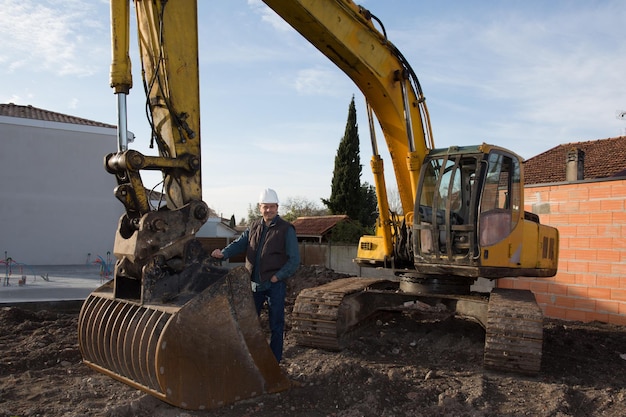 Trabajador en un sitio de construcción que trabaja con una máquina pesada