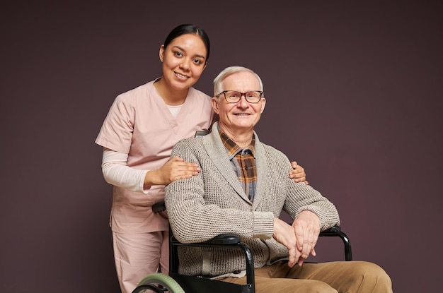 Trabajador social con anciano con discapacidad