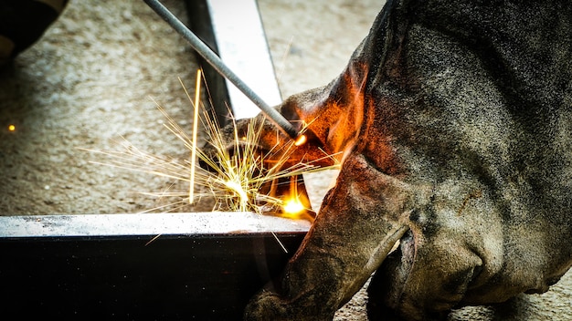 Foto trabajador de soldadura de acero