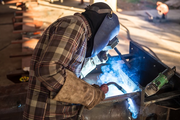 Foto trabajador soldadura en fábrica