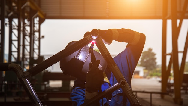 Foto trabajador de soldadura de metal en el taller