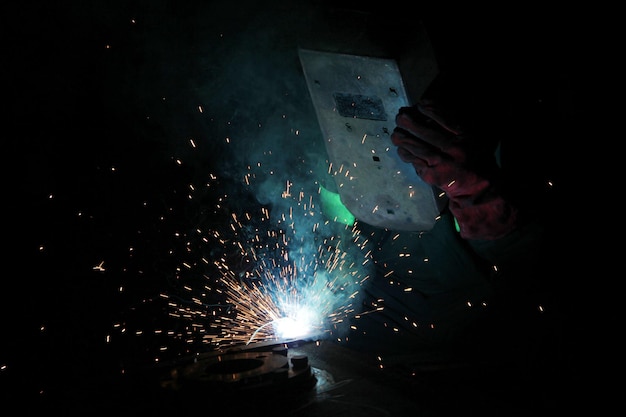 Trabajador de soldadura profesional y chispas.