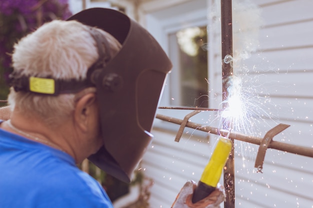 Foto trabajador de soldadura reparación de construcción metálica