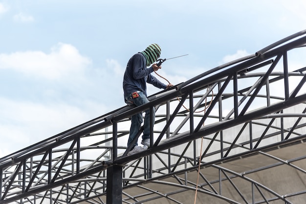 Trabajador soldando la parte de acero