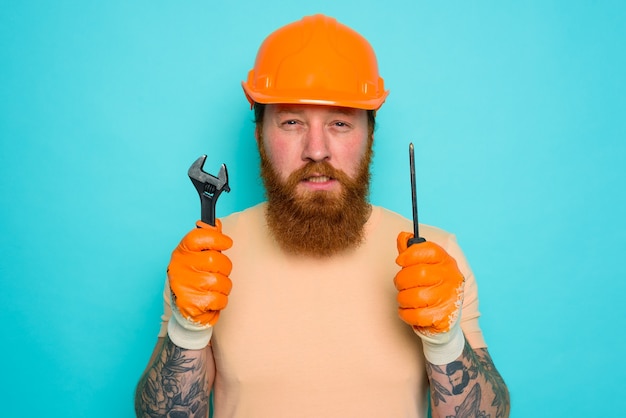 Trabajador con sombrero amarillo está confundido acerca de su trabajo