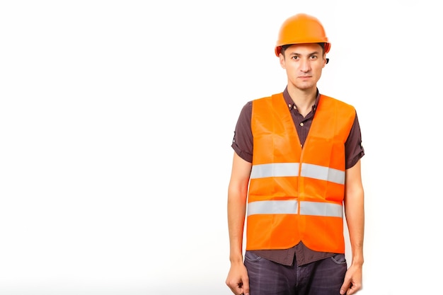 Trabajador sonriente en uniforme protector y casco protector aislado en blanco