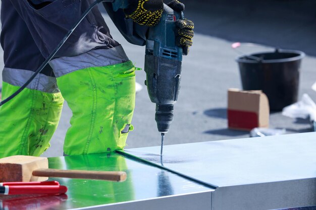 Foto trabajador con taladro de martillo neumático