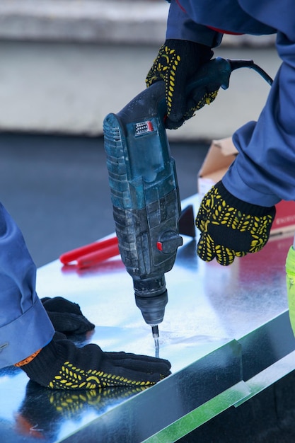 Foto trabajador con taladro de martillo neumático