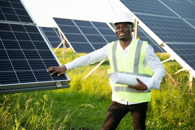 Trabajador de tecnología de energía verde fotovoltaica en una planta de paneles solares