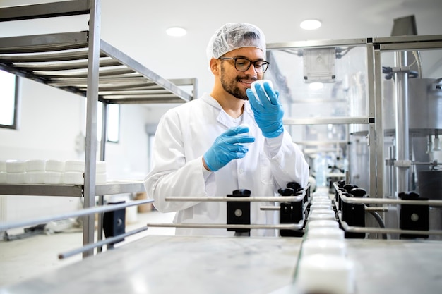 Trabajador tecnólogo comprobando la calidad de los productos de crema cosmética natural