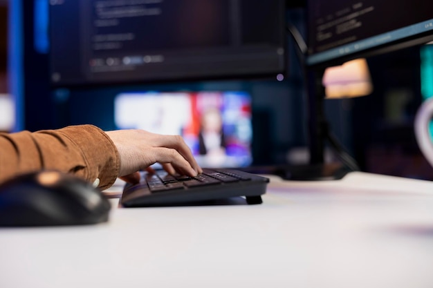 Trabajador de TI remoto en el escritorio escribiendo en el teclado instalando el código de salvaguardia