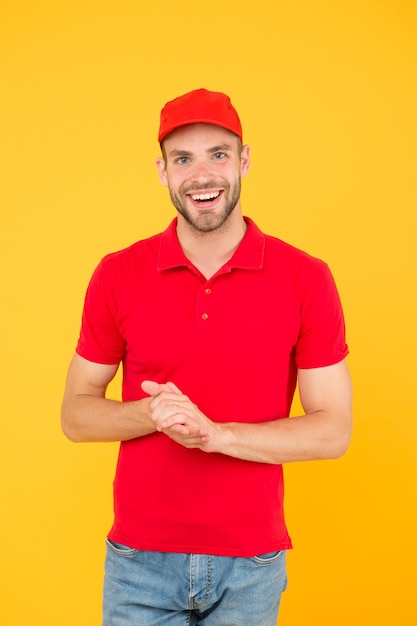 Foto trabajador de la tienda uniforme de cajero de chico guapo se busca personal de cafetería de restaurante bienvenido cajero de supermercado servicio de entrega de hombre usar gorra roja asistente de tienda repartidor de pedidos de comida ocupación de cajero