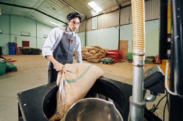 Trabajador tostando granos de café