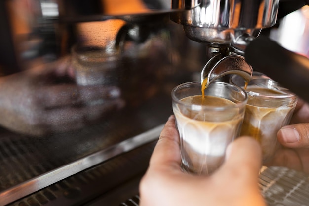 Trabajador trabaja con una máquina de café