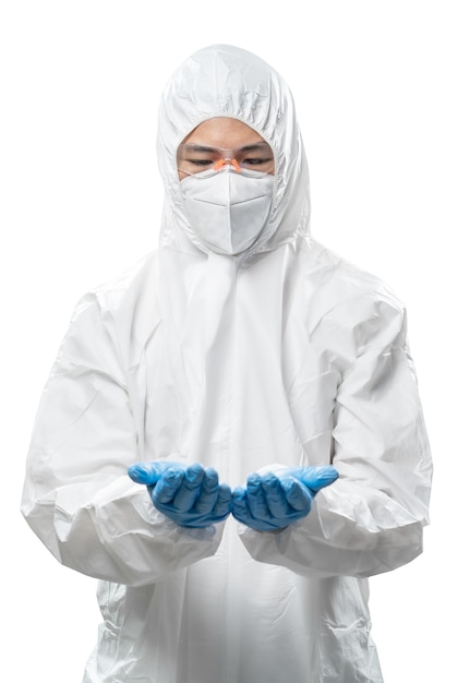 El trabajador usa un traje de protección médica o un traje de sobretodo blanco que se extiende a mano aislado en blanco